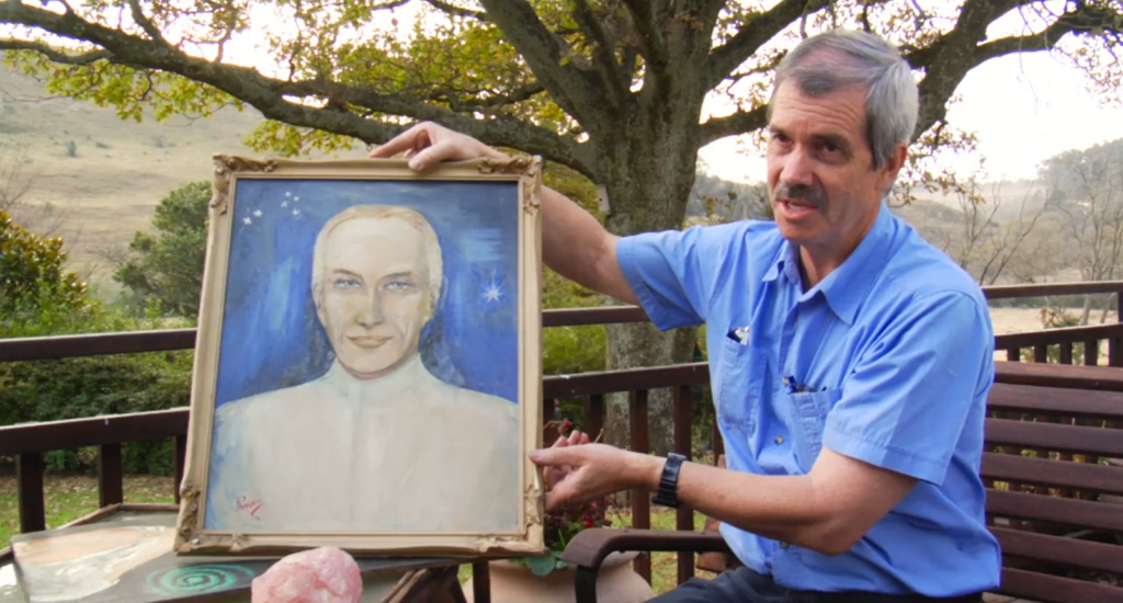 David Klarer, le fils d’Elizabeth Klarer, retraité, présentant la peinture d'Akon de Méton qu’il n’a jamais vu lui-même, le tableau hérité de sa mère.