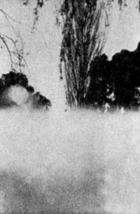 Près de la maison de campagne - Première tentative de photographie du vaisseau spatial d'Akon de Méton qui s'est posé alors qu'une lumière venait d'arriver, photo avec de la surexposition, peu lisible.