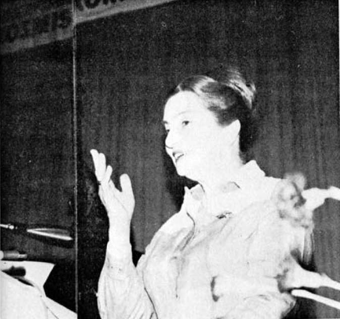Photo d’Elizabeth Klarer le 2 novembre 1975 au congrès international sur les Ovnis, pendant qu’elle prenait la parole à la tribune publique.