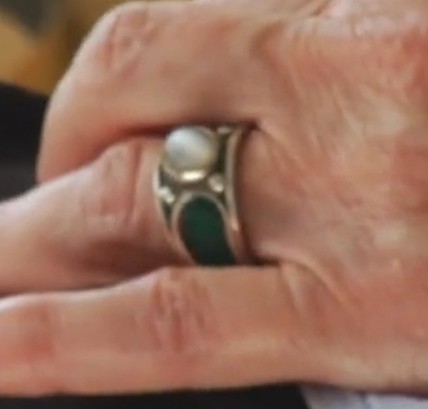 La bague donnée par Akon de Méton portée au doigt d’Elizabeth Klarer tout le reste de sa vie (ici avec une autre bague accolée).