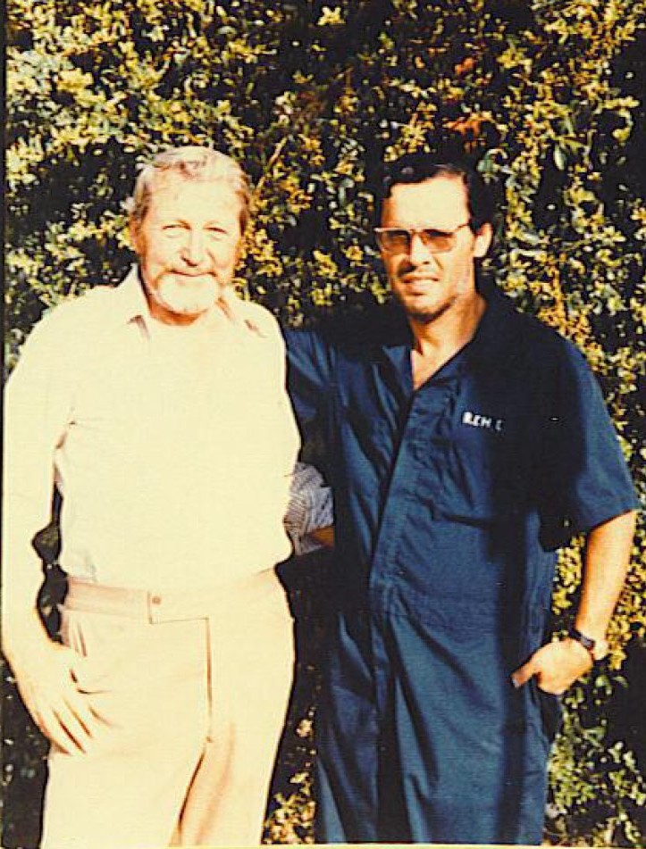 Wendelle Stevens à gauche, et Raphaël Chacon le contacté de Zeti, à droite, pris en photo à Marana (près de Tucson, Arizona, USA) en 1980.