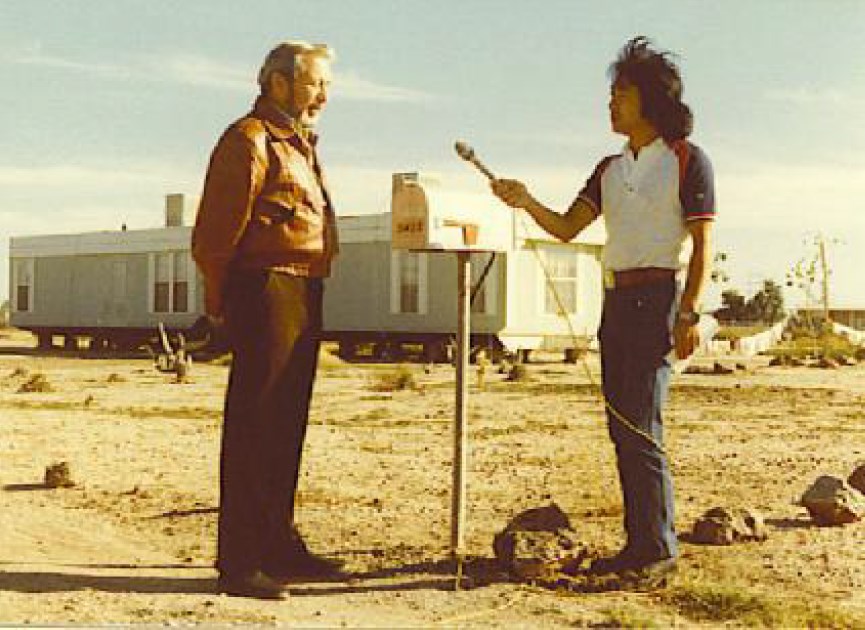 Wendelle Stevens interviewé par la TV Japonaise par Mr. Jun-Ichi Yaoi devant le mobilhome où habitait Raphaël Chacon à Marana en Arizona, peu après sa disparition définitive pour aller sur Zeti.