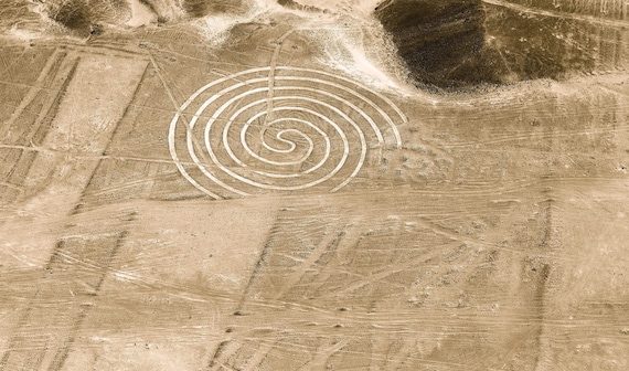 Figure tracée au sol de la spirale à Nazca, plan moyen. Identique à celle vue sur Zeti.