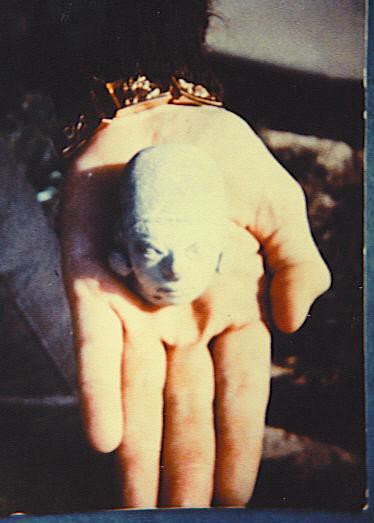 Photo du livre de Wendelle Stevens montrant la tête allongée de la statuette trouvée par lui en 1972.