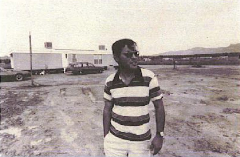 Photo de Raphaël Chacon, le contacté de Zeti, prise le 16 octobre 1979 par Wendelle Stevens, devant son mobil home à Marana, Arizona, USA.