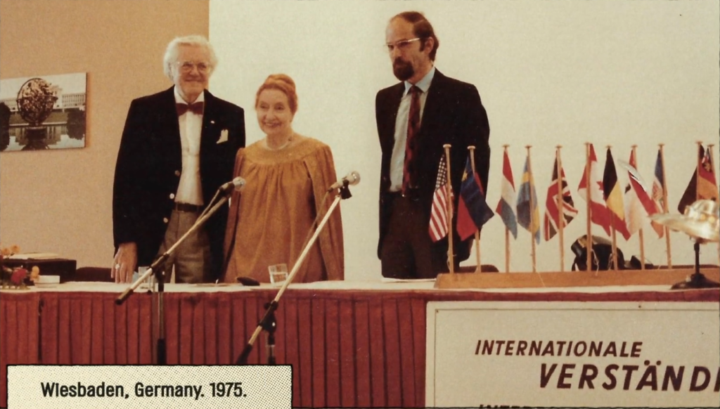 Elizabeth Klarer invitée à parler au congrès ufologique de Wiesbaden en 1975.