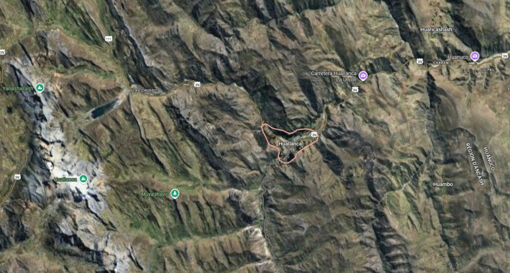 Zoom sur Huallanca, ville et montagne du même nom, Ancash, Pérou.