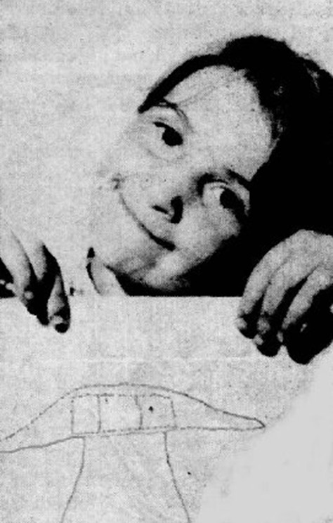 NATASHA montre le dessin qu’elle a fait du vaisseau.