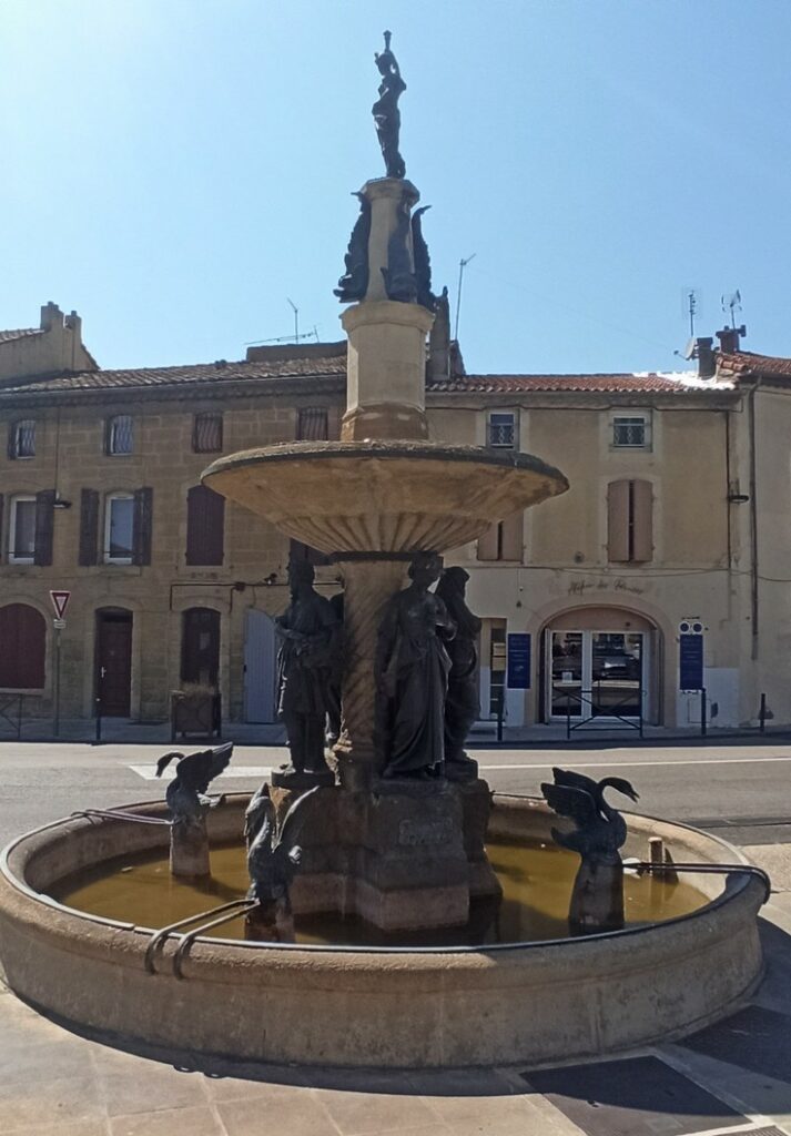 La petite fontaine sur la place que décrit Pierre Monnet, prise en photo à Courthézon par le rédacteur de cet article au début du mois d'août 2025.