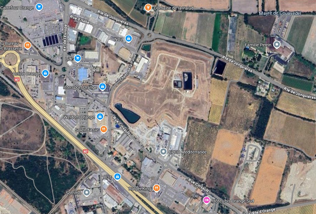 Au milieu de l'image satellite on voit la carrière en l'état actuel, un ensemble de commerces et activités s'étant installés entre la toute et la carrière actuelle, qui devait démarrer plus près de la route selon Pierre Monnet. Image satellite août 2025.