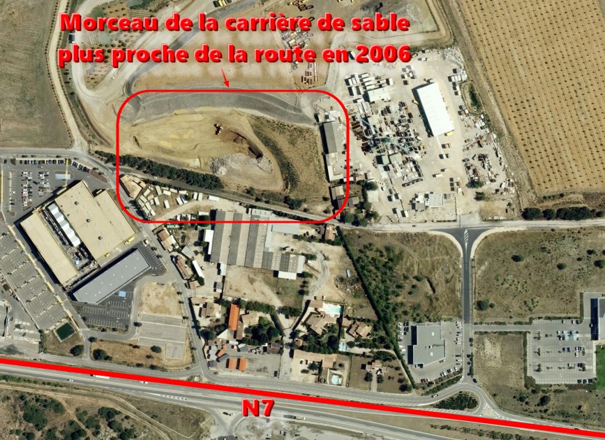 Photo satellite d'archive de 2006 : on voit que la carrière de sable s'étendait plus près de la route N7 qu'en 2025. Et donc probablement elle était encore plus proche en 1951 car Pierre Monnet dit qu'au bout de 15 mètre il entre dedans.