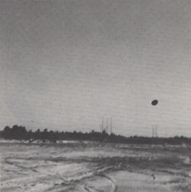 4 octobre 1981, au coucher du soleil, Dorchester Square. Il s’agit de la 12ème vue de la pellicule photographiées à l’ouest de Dorchester Square, au nord de North Charleston, près de la rivière Ashley. C’était un engin de Zeta Reticuli de quatrième variation pour Bill Herrmann.