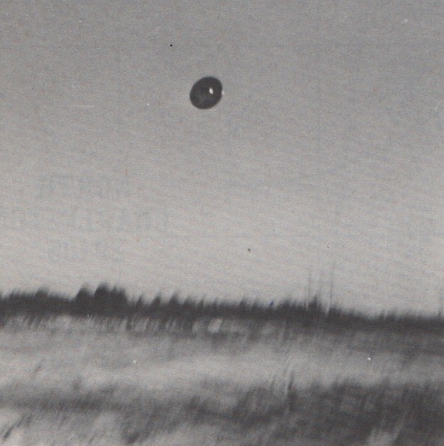 4 octobre 1981, au coucher du soleil, Dorchester Square. Il s’agit de la 13ème vue de la pellicule photographiées à l’ouest de Dorchester Square, au nord de North Charleston, près de la rivière Ashley. C’était un engin de Zeta Reticuli de quatrième variation pour Bill Herrmann.