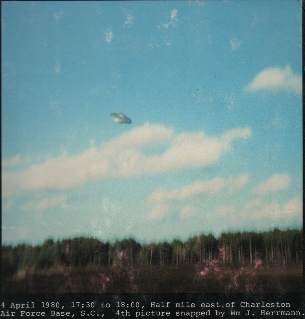 4 avril 1980, photographie utilisée comme première de couverture des livres de William Herrmann édités par Wendelle Stevens.  Vaisseau de Zeta Reticuli.