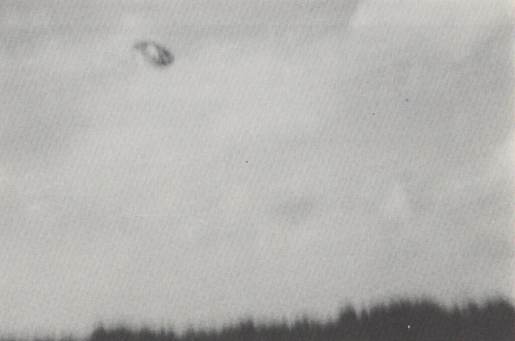 4 avril 1980, de 17h30 à 18h00, à Wildwood, à l’est de la base aérienne. Sur la photo numéro 2 ici, on observe une inclinaison plus prononcée ainsi que la surface argentée brossée assez nettement. Cette version possédait un dôme sur le dessus et un autre similaire en dessous.  Vaisseau de Zeta Reticuli.