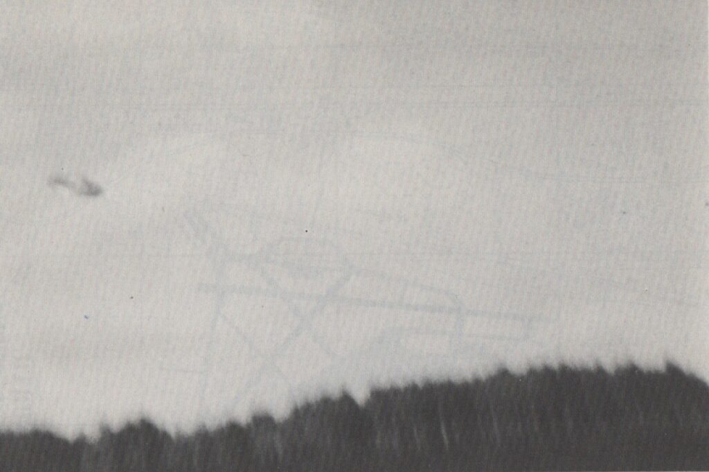 4 avril 1980, de 17h30 à 18h00, à Wildwood, à l’est de la base aérienne. Il s’agit de la photo numéro 1 du vaisseau de Zeta Reticuli de troisième variation photographié par William Herrmann de Charleston, Caroline du Sud.