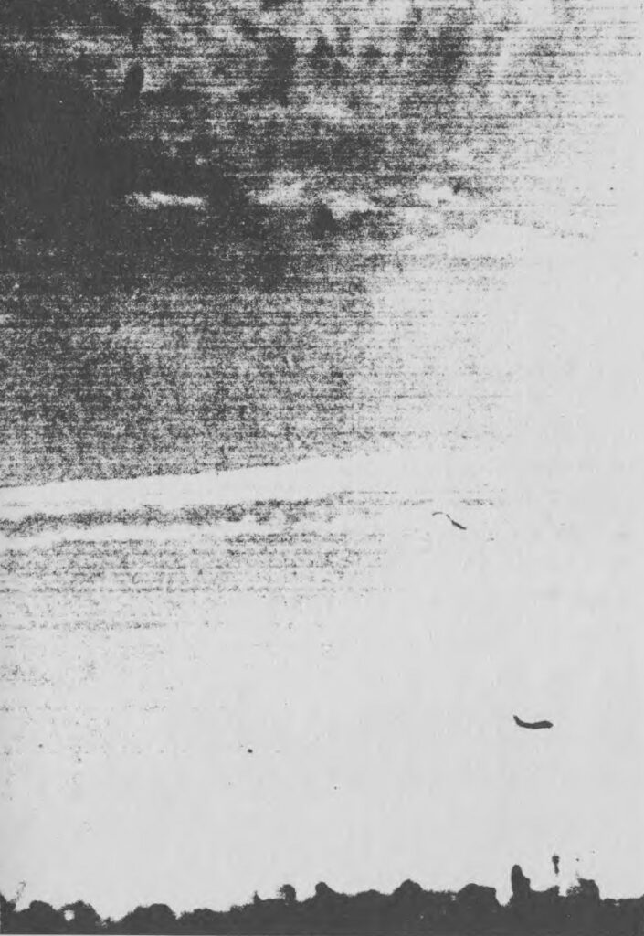 22 janvier 1978. Le vaisseau spatial réticulien revient après avoir suivi le transport aérien C-141 de l'USAF lors de son approche finale vers la base aérienne de Charleston. Il s'est approché à une distance équivalente à la moitié de la longueur de l'avion, juste derrière l'empennage en « T » du turbopropulseur.