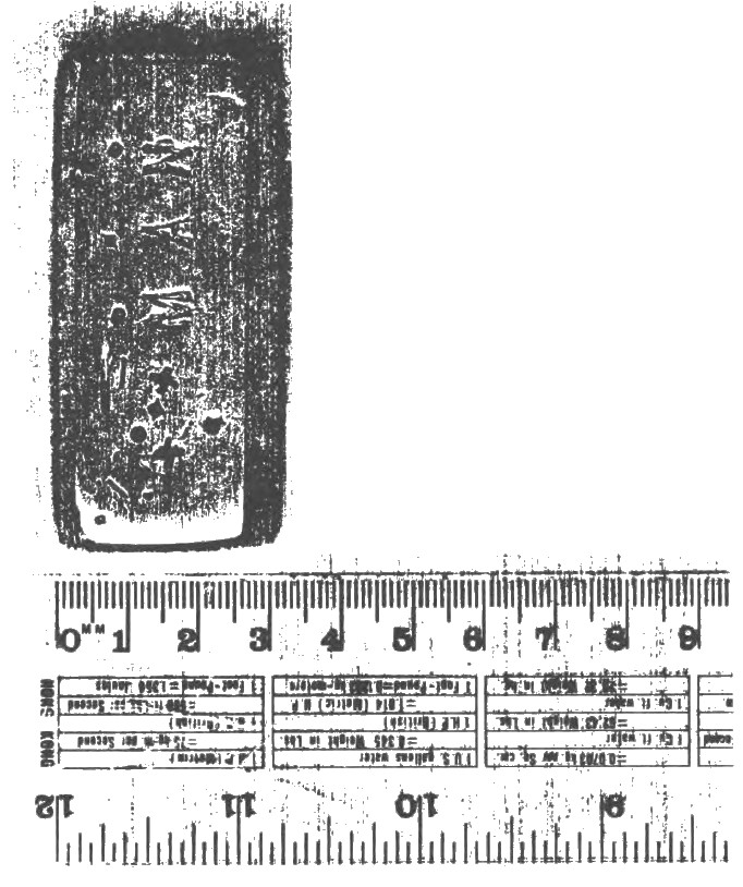 Ceci est la barre métallique, en taille réelle, photocopiée sur une machine Xerox à un rapport de 1 pour 1, avec une échelle en centimètres à côté pour comparaison. Notez que la barre mesure environ 3 centimètres de large selon ma mesure ici.