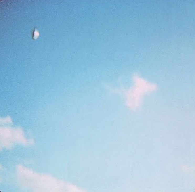 4 avril 1980, à un demi-mile à l’est de la base aérienne de Charleston. Il s’agit de la onzième vue de la séquence de douze prises réalisées ce jour-là.  Vaisseau de Zeta Reticuli.