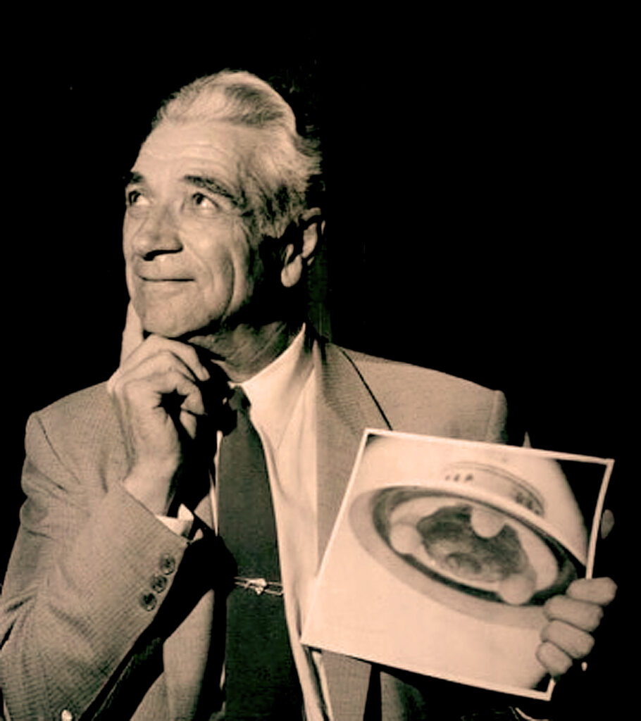George Adamski avec une des photos prises le 13 décembre 1952.