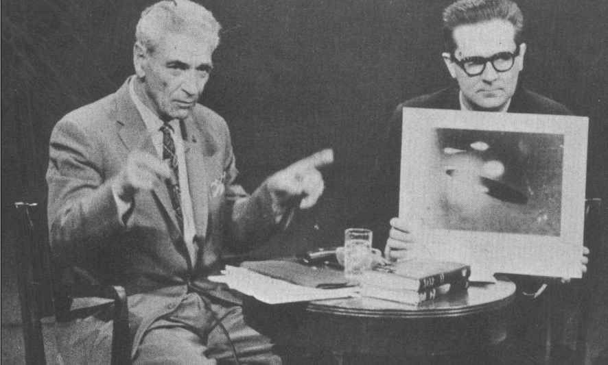 George Adamski dans l’émission de Long John Nebel le 30 avril 1960. George Adamski raconte comment il a découvert que son visiteur était un Vénusien : il lui a fait deux orbites avec sa main et s'est désigné lui-même.