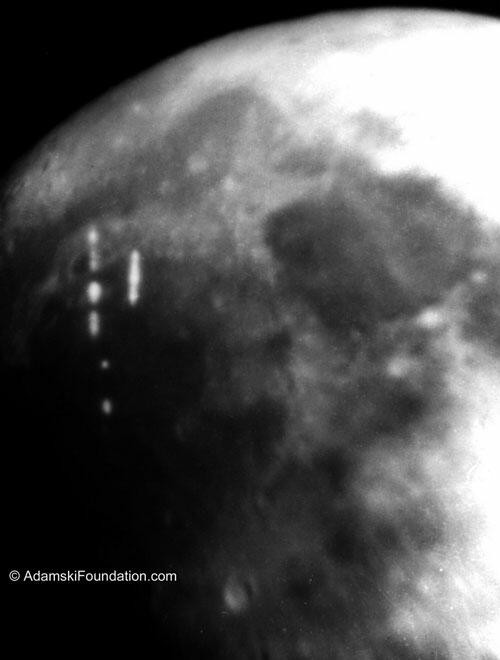 Vaisseaux spatiaux près de la Lune, photo de George Adamski, Mai 1950 (jour non précisé)