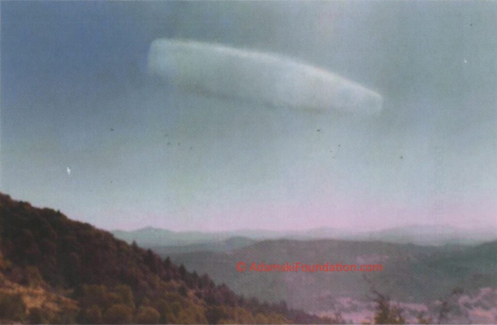 Photo prise par George Adamski du mont Palomar en 1959, prise le bord de route le long du côté face au sud-Ouest de la montagne. Diffusé par Glenn Steckling en 2018 (président de la fondation Adamski). Cette photo montre 13 objets, certains sont des points noirs et d’autres sont lumineux. Celui le plus visible est situé sur la gauche de la photo, une navette d’exploration bien visible.