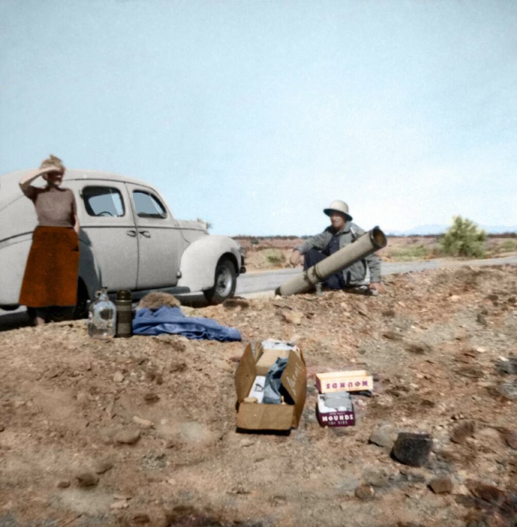 Sur la photo prise par l’épouse de George Hunt Williamson, on aperçoit Lucy McGinnis et George Adamski, ce dernier tenant son télescope portable Tinsley sans trépied, une vingtaine de minutes avant le début du contact.