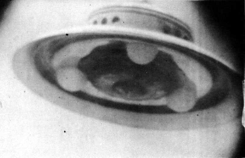 3ème photo prise par George Adamski du 13 décembre 1952 à Palomar Gardens, prise par Adamski par son télescope de 6 pouces.