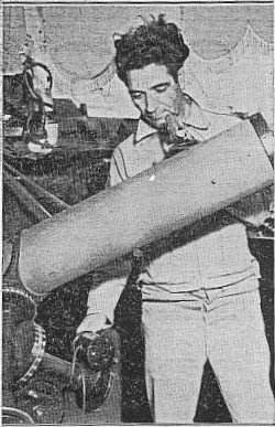 George Adamski avec le télescope de 6 pouces offert (150 mm de diamètre) par Mme Johnson.