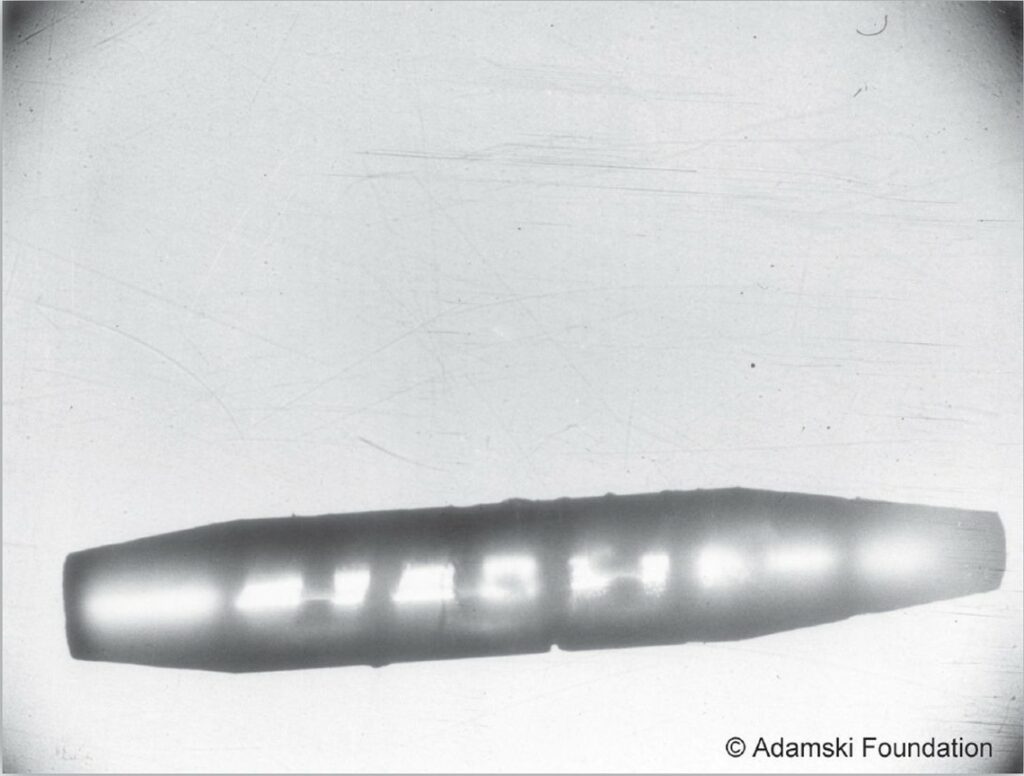 Vaisseau spatial en forme de cigare. Photo prise par George Adamski au travers de son télescope de 6 pouces, à 7 h 58 le 1er mai 1952. On voit le rebord de l’oculaire au niveau des coins de la photo. Il s’agissait d’un « vaisseau-mère » presque identique à celui qui alerta Adamski et son groupe de six témoins dans le désert le 20 novembre 1952.