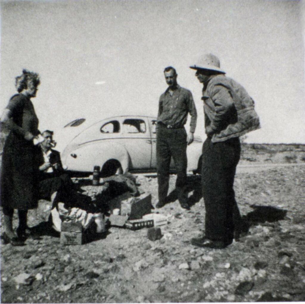 Photo originale. (De gauche à droite) Lucy McGinnis, Alice K. Wells, Alfred C. Bailey et George Adamski.