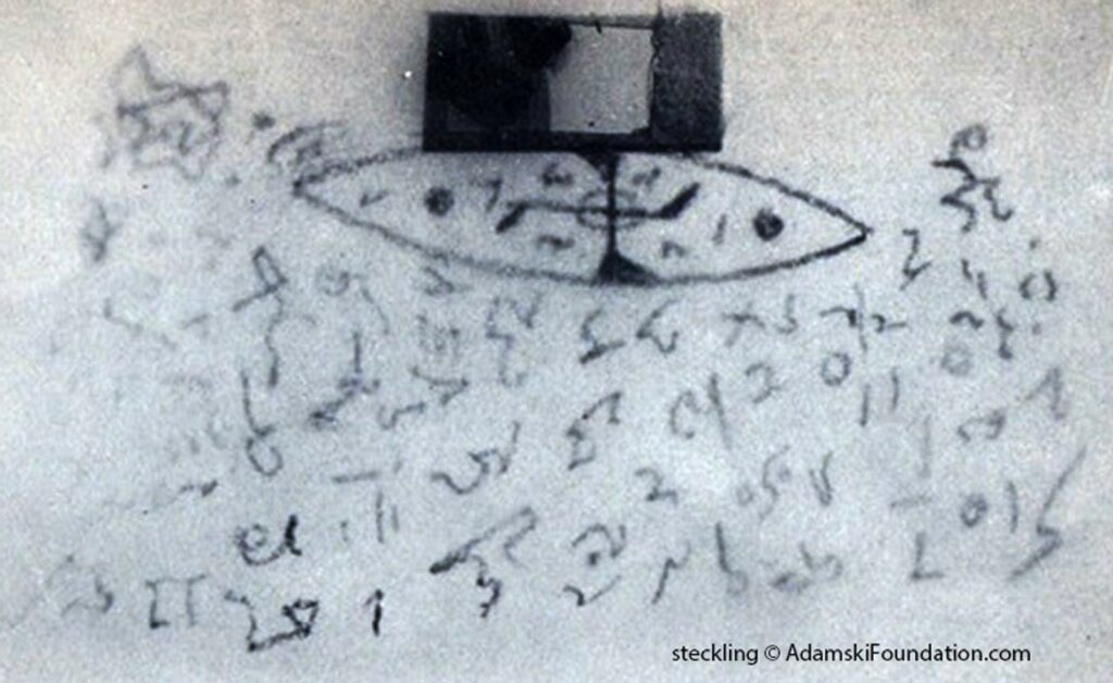 Le châssis porte-film qu’Orthon avait emprunté le 20 novembre fut restitué à Adamski le 13 décembre 1952. Après développement, il ne révéla pas l’image de la soucoupe photographiée à Desert Center, mais un message composé de nombreux signes appartenant à une écriture inconnue. Ceux-ci entouraient une forme ovale – ou évoquant un « cigare » – au centre de laquelle figurait un swastika de type amérindien, similaire à celui déjà visible sur l’empreinte du pied droit d’Orthon.