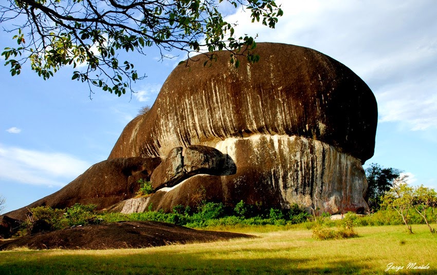 La Pedra Pintada (« le rocher peint »), dans l’État de Roraima, en Amazonie, au nord du Brésil.