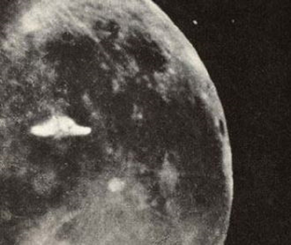 Vaisseau spatial avec la Lune en arrière-plan prise par George Adamski, le 6 juin 1950 à 2h30 du matin, avec son télescope de 6 pouces au mont Palomar.