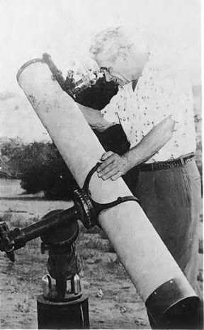 George Adamski utilisant son télescope de 6 pouces