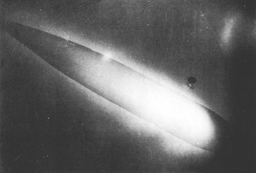 Vaisseau-mère spatial de Vénus, photo prise par George Adamski le 9 mars 1951 à 9h00 à Palomar Gardens, à travers un télescope de 6 pouces. Le vaisseau peut naviguer en mer aussi bien que dans l’espace.