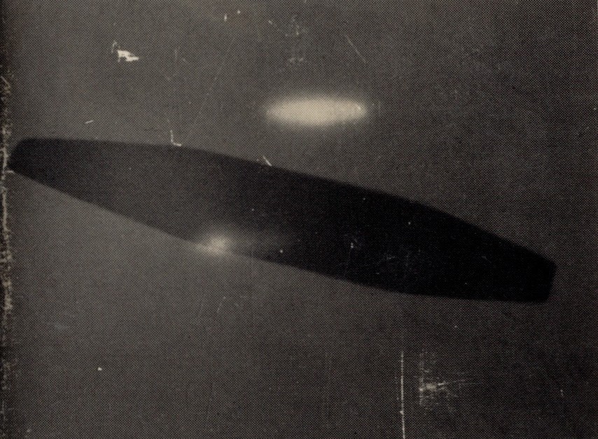2ème photo sur 4, prise par George Adamski, le 5 mars 1951 à 22h30 à Palomar Gardens, Californie, USA. Une navette est sortie de la soute de l’appareil et est visible au-dessus.