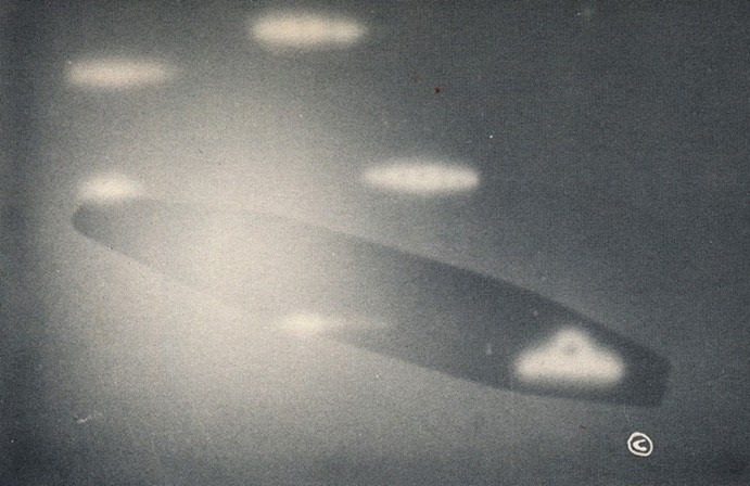 4ème photo sur 4, prise par George Adamski, le 5 mars 1951 à 22h30 à Palomar Gardens, Californie, USA. On voit 6 navettes sorties.