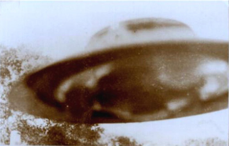 Photo prise le lieutenant de l’armée de l’air Jarrold Baker, le 13 décembre 1952, peu après qu’un Vénusien eut laissé tomber un film au-dessus du terrain d’Adamski. Photo prise à une distance de 7 m, le vaisseau se trouvant à 4 m de hauteur.
