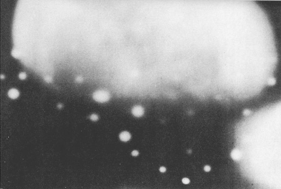 Vaisseaux spatiaux près de la Lune photographiés par George Adamski le 16 mai 1951 à 21h00 à travers son télescope de 6 pouces, à Palomar Gardens en Californie, USA. Cette activité près de la Lune, remarquée par d’autres observateurs, est maintenant expliquée dans le livre « Inside the spaceships »
