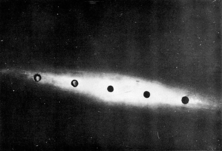 Vu sous un éclairage et à une distance différente. Comme Adamski l’explique dans le texte du livre « Inside the spaceships », l’intensité de la lumière ainsi que la distance de prise de vue changèrent d’une photo à l’autre dans cette série.