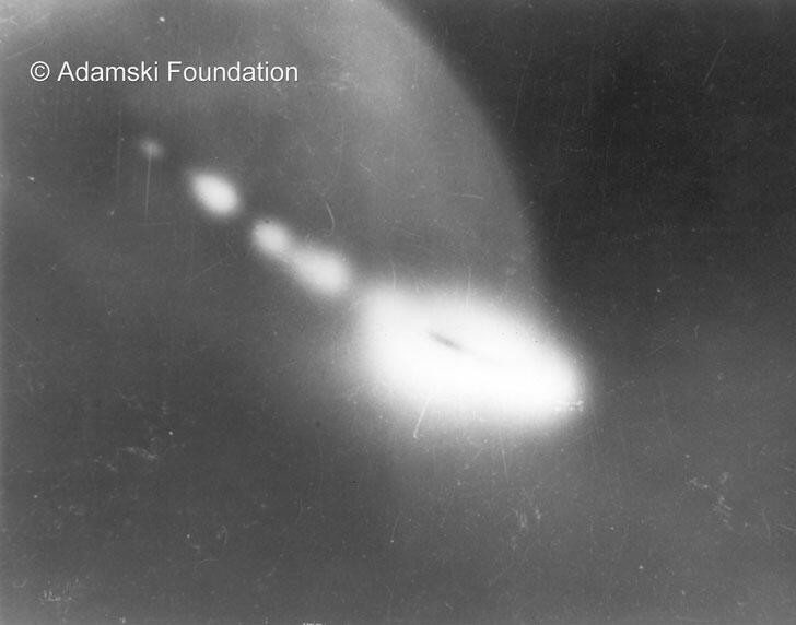 Anomalies lumineuses près de la Lune, George Adamski, non daté.