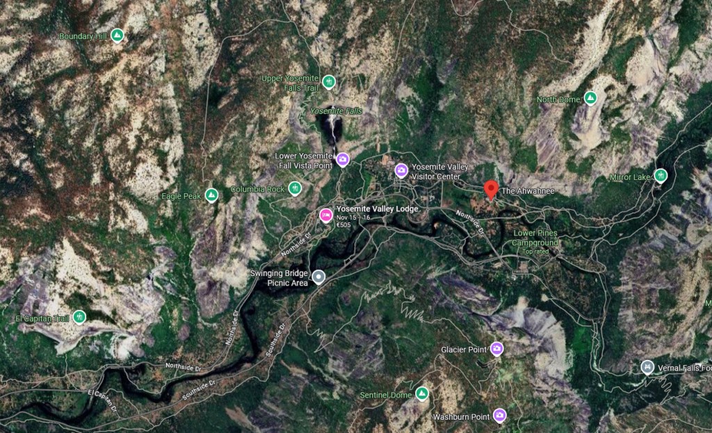 Emplacement de l'hôtel Ahwahnee, où ont dormi Thomas et Dave la nuit précédent le départ en vaisseau pour Élyseum, semble-t-il pas très loin du lieu de départ. On voit « El capitan » sur la gauche de la photo. Le récit indique qu’ils sont partis à pied de l’hôtel avec des sacs à dos de randonneur et ont marché un petit moment sur des voies secondaires jusqu’à arriver à une clairière où le petit vaisseau en forme de sphère était totalement invisible jusqu’à actionnement d’une télécommande. Donc ce n’est pas très loin, à quelques kilomètres de l’hôtel.