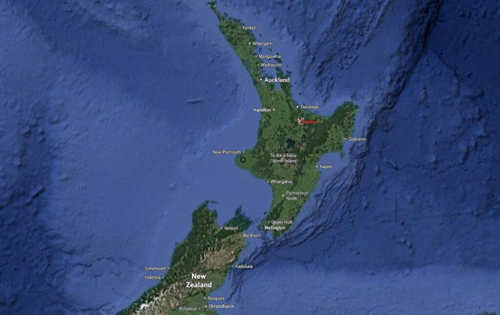Emplacement du lieu de départ de Alec en voiture en Nouvelle Zélande, et de Auckland plus au nord-ouest.