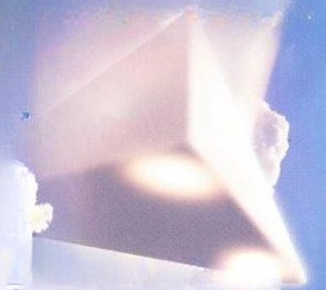 Image sur la première de couverture d'une édition du livre "CoEvolution" de Alec Newald, montrant un vaisseau pyramide de Haven.