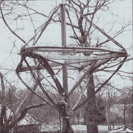 Il s’agit d’une véritable antenne Delta T située au-dessus de Space Time Labs, sur Long Island (un modèle réduit de test de la version souterraine utilisée par le projet). Par définition, elle est capable de faciliter un déplacement entre différentes zones temporelles. Deux bobines sont disposées verticalement sur les arêtes de la structure pyramidale, à un angle de quatre-vingt-dix degrés l’une de l’autre. Une troisième bobine entoure la base. Le changement de zones temporelles était réalisé en alimentant et en faisant pulser l’antenne, comme expliqué dans « The Montauk Project : Experiments in Time ». Même lorsqu’elle n’est pas activée, cette antenne exerce un effet inter-dimensionnel subtil sur la nature même du temps.