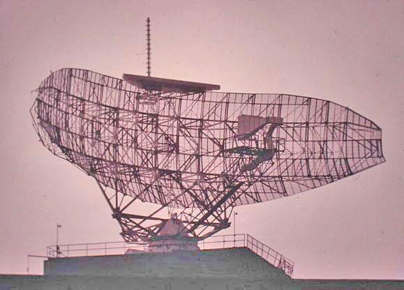 Ci-dessus se trouve l’immense réflecteur radar installé au sommet du bâtiment du transmetteur de la base aérienne de Montauk. Long presque comme un terrain de football, il fut utilisé lors des premières expériences pour diffuser des fonctions de contrôle de l’humeur.