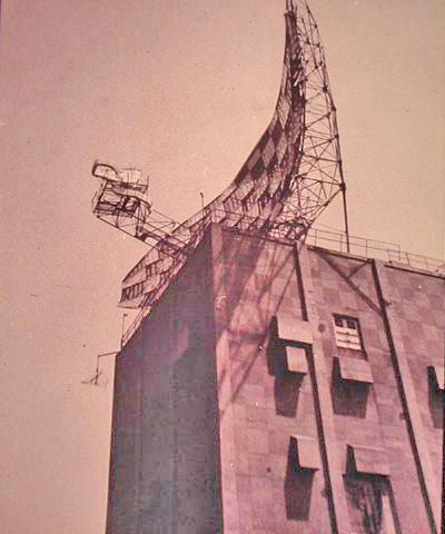 Photo du radar SAGE au sommet de la tour Montauk à Camp Hero, partie aérienne des installations.