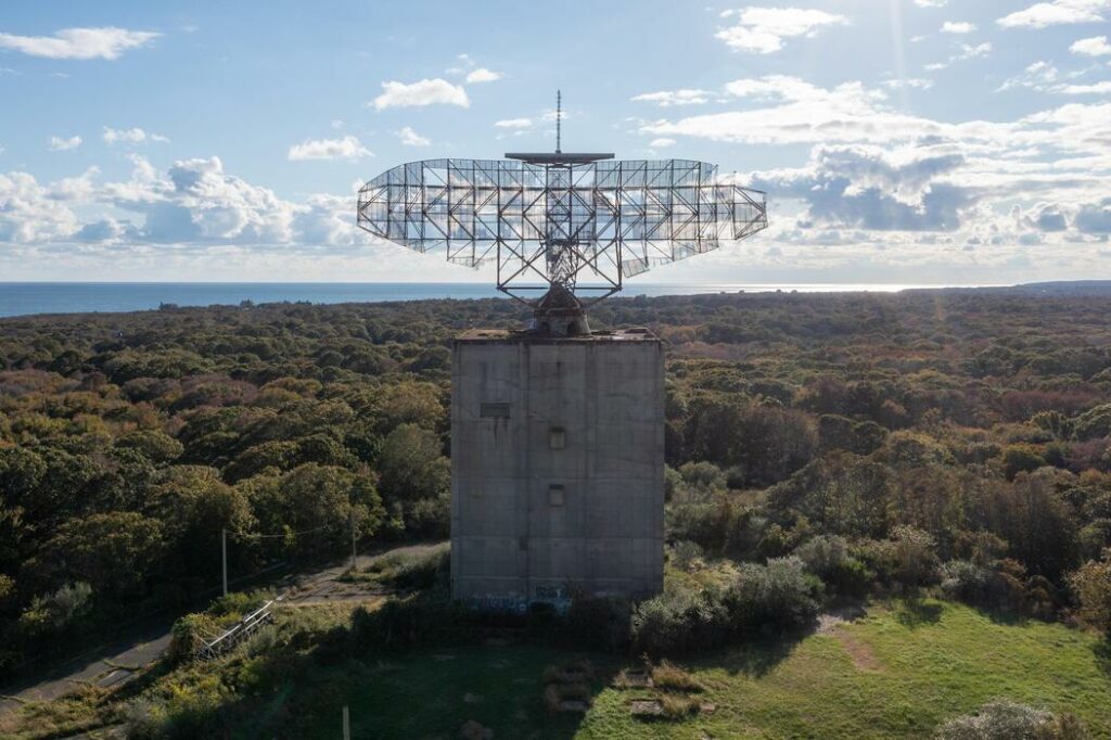 Le radar SAGE au sommet de la tour de Montauk, dans la zone de Camp Hero où est située l’installation.